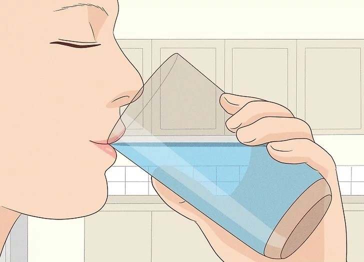 نوشیدن آب کافی برای جلوگیری از خشکی لب ها	